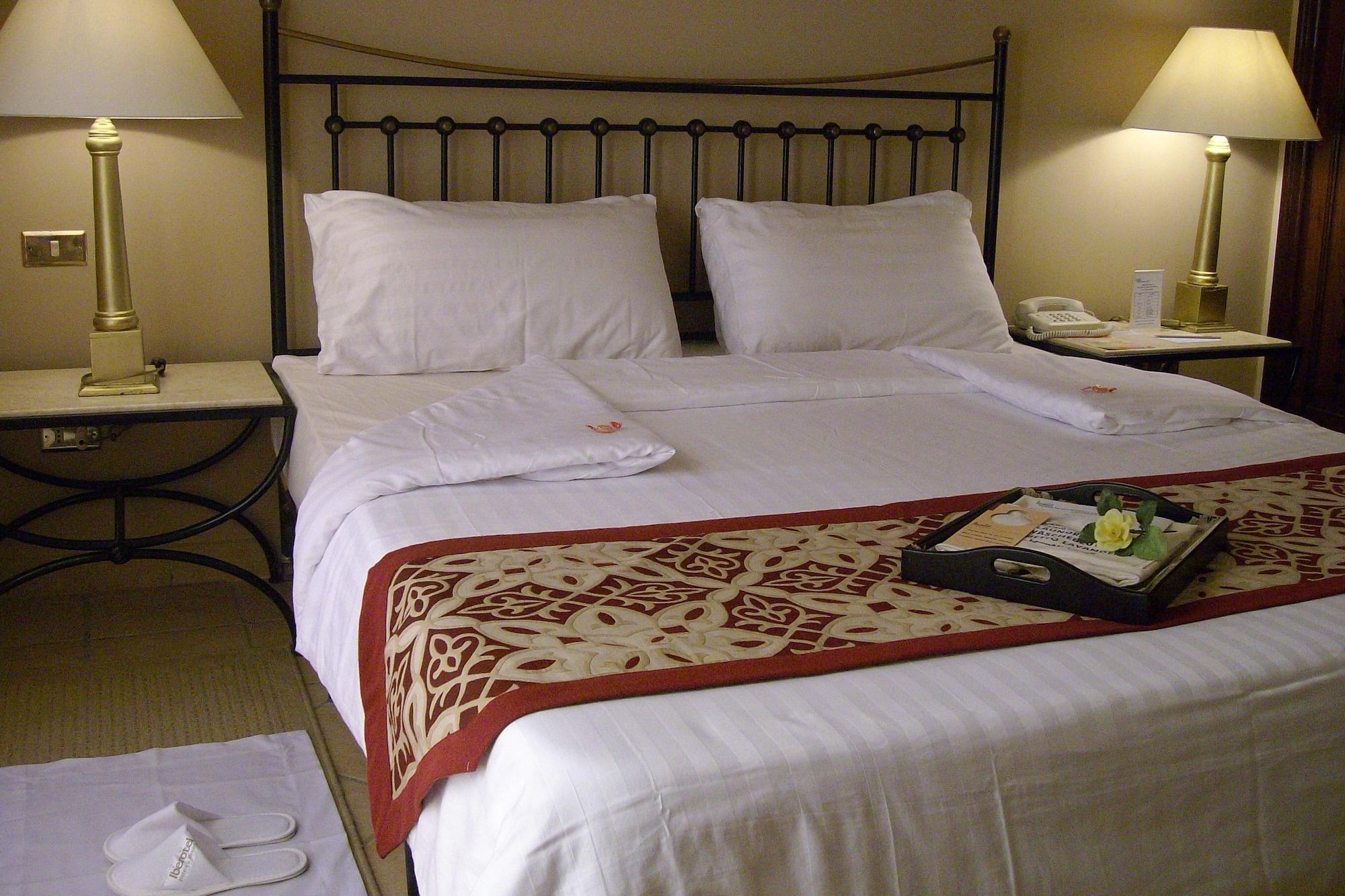 Jaz Makadi Saraya Resort Хургада Номер фото A bed with a bed runner