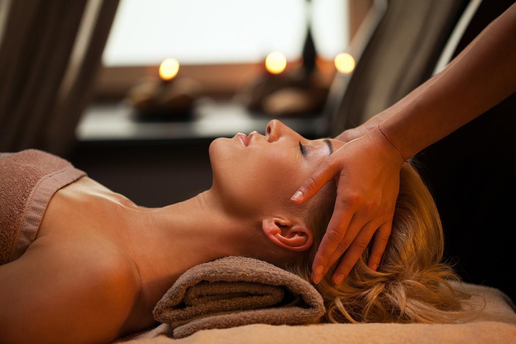Jaz Makadi Saraya Resort Хургада Екстер'єр фото A woman receiving a head massage